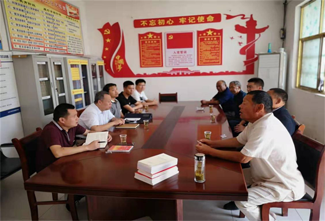 周口幼兒師范學(xué)校在幫扶村開(kāi)展 “不忘初心跟黨走，牢記使命見(jiàn)行動(dòng)” 主題黨日活動(dòng)