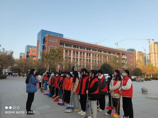 “打掃衛(wèi)生展風(fēng)采，志愿服務(wù)樹(shù)新風(fēng)”